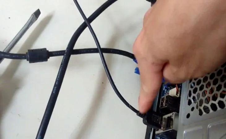 Để khắc phục lỗi này, ta chỉ cần tháo cable kết nối sau đó cắm lại cable