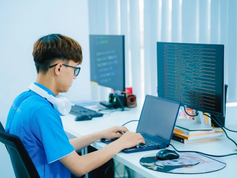 Laptop chất lượng cho sinh viên CNTT