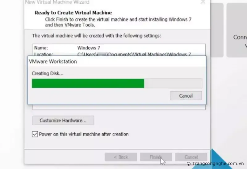 Quá trình khởi tạo máy ảo đang diễn ra.
