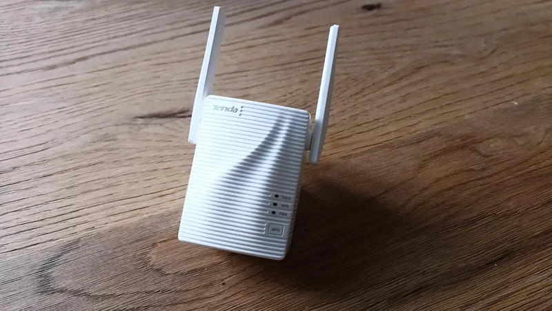 Tenda A18 AC1200 với 3 ăng-ten ngoài, hỗ trợ băng tần kép 2.4GHz và 5GHz