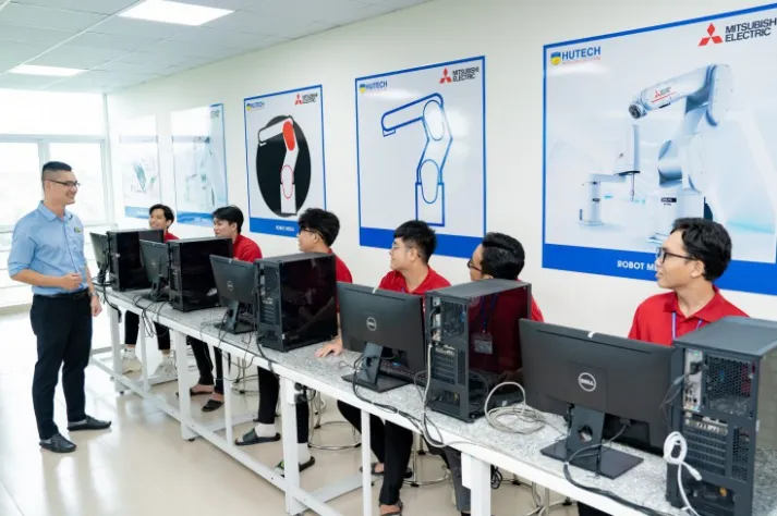 Kỹ sư đang kiểm tra và bảo trì hệ thống máy chủ tại trung tâm dữ liệu