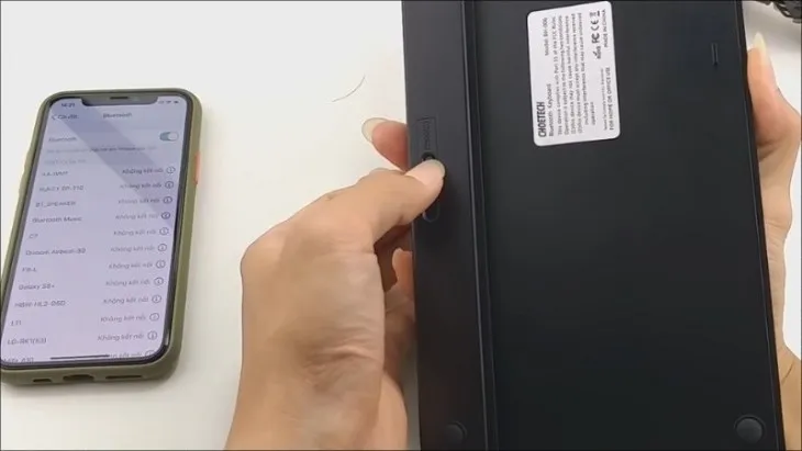 Bật nguồn bàn phím Bluetooth để sẵn sàng ghép đôi với smartphone