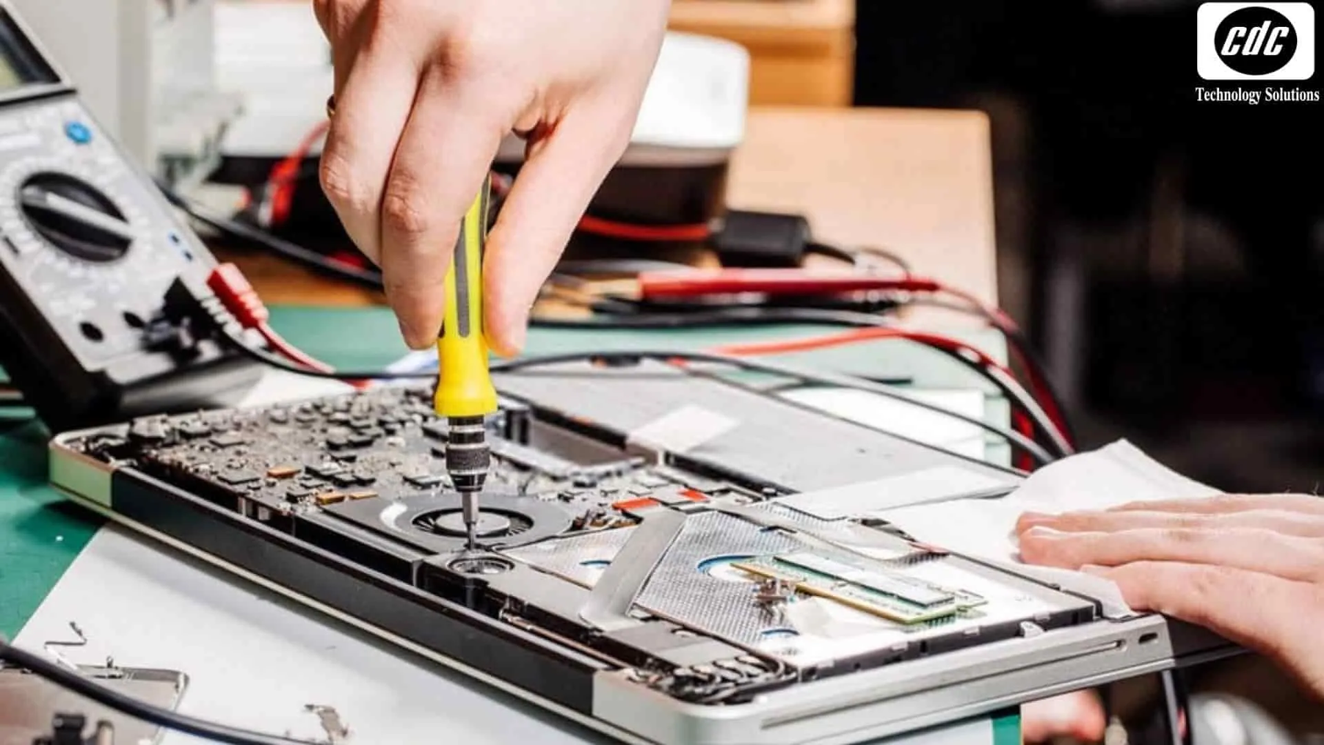 Kỹ thuật viên kiểm tra phần cứng loa laptop chuyên nghiệp