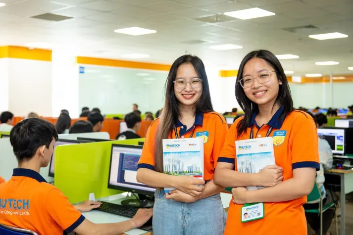 Học viên đang kiểm tra và debug bo mạch vi điều khiển