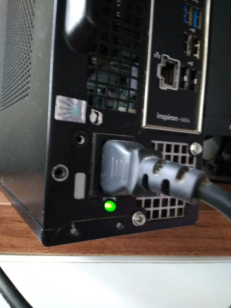 Nguồn máy tính với đèn standby vẫn sáng