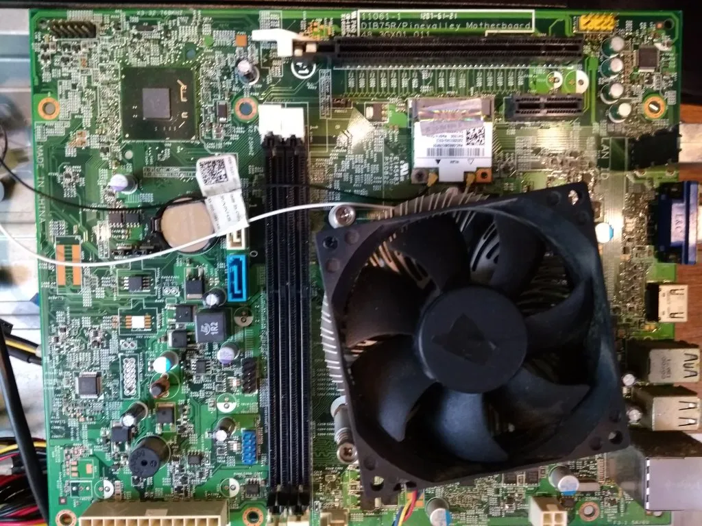 Mặt trước mainboard không có vết cháy