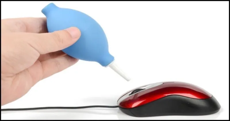 Vệ sinh con lăn chuột bằng khí nén