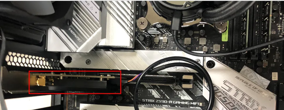 Card wifi bluetooth cho pc đã được gắn chặt vào khe cắm