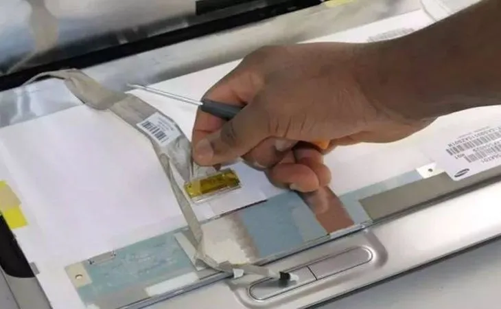 Dây cáp kết nối bàn phím với màn hình nếu bị hư hỏng sẽ không có tín hiệu truyền đến màn hình máy tính