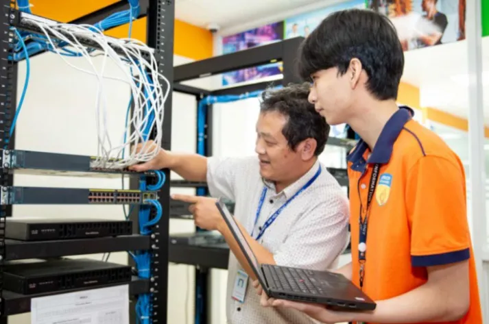 Sinh viên thực hành thiết kế mạch điện tử trong phòng lab chuyên dụng