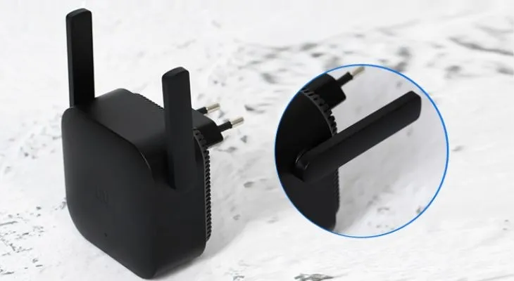 Thiết kế 2 ăng ten ngoài của bộ thu phát WiFi Xiaomi giúp tăng cường khả năng xuyên tường