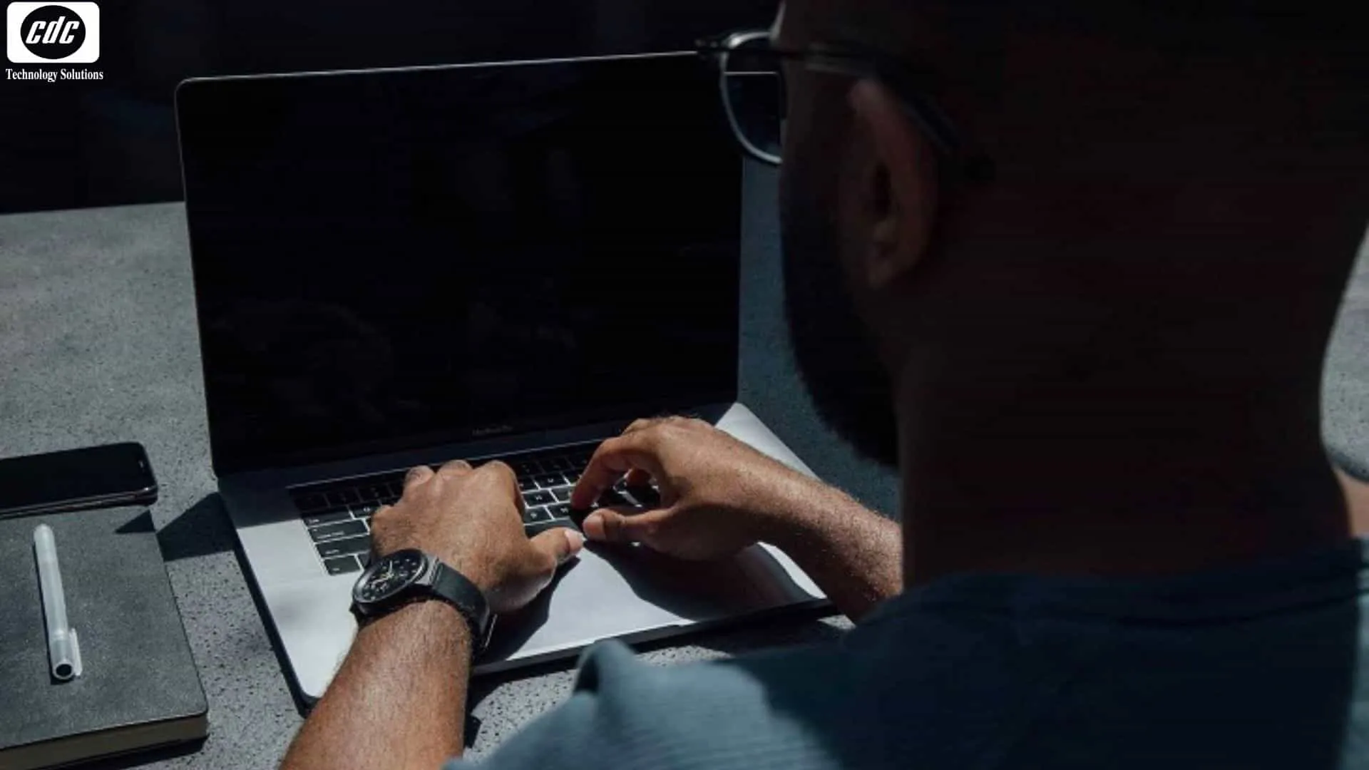 Laptop bị tắt đột ngột khi đang sử dụng gây ảnh hưởng đến hiệu suất công việc