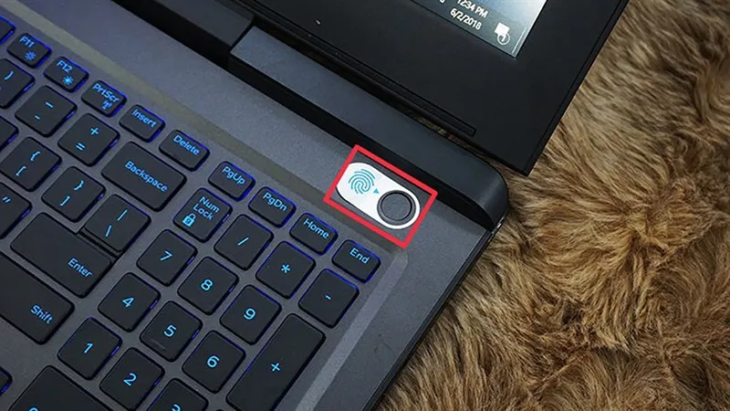 Nhấn giữ nút nguồn vật lý để buộc máy tắt khi bị treo cứng