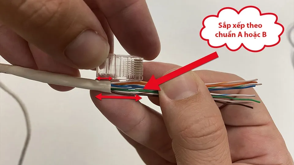 Vuốt thẳng và sắp xếp các sợi màu theo đúng sơ đồ chuẩn B