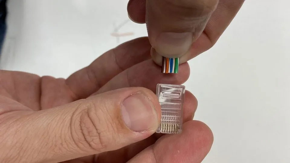Đẩy sâu 8 sợi dây vào các khe tiếp điểm của hạt mạng RJ45