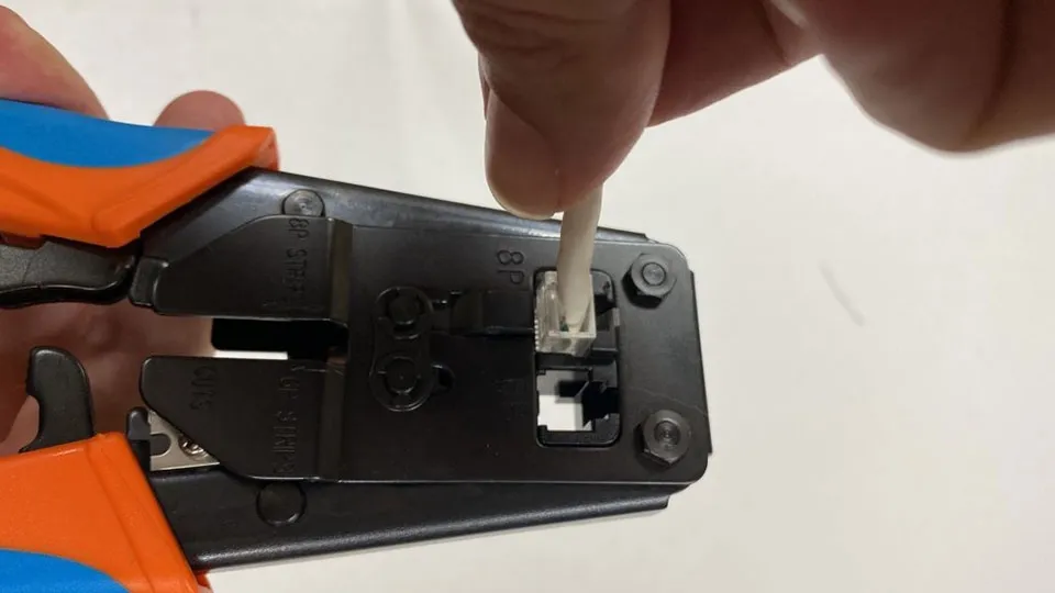 Sử dụng kìm bấm mạng để cố định chắc chắn các đầu tiếp xúc