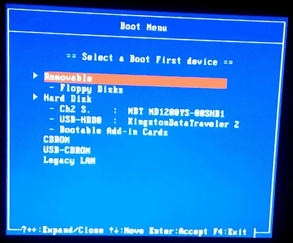 Chọn thiết bị khởi động là USB