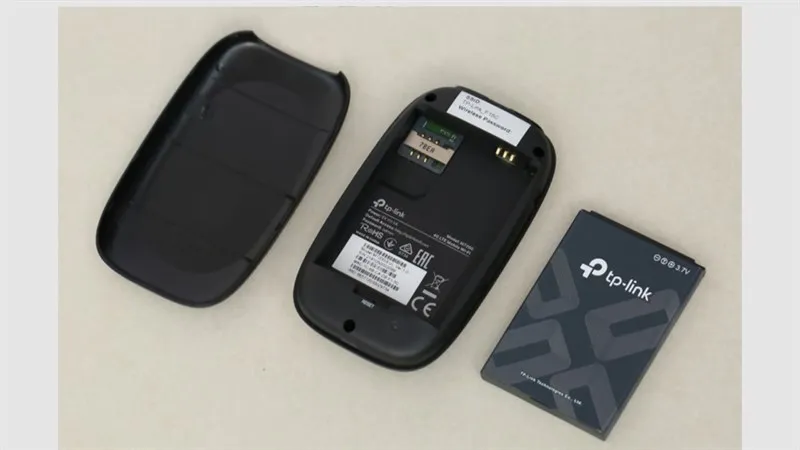 Màn hình hiển thị và cổng kết nối của TP-Link M7200