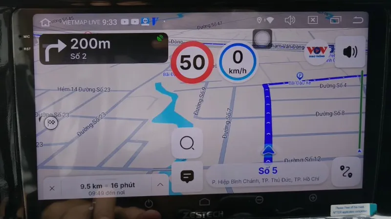 Màn hình sẽ hiển thị qua chế độ dẫn đường theo thời gian thực dựa trên GPS.