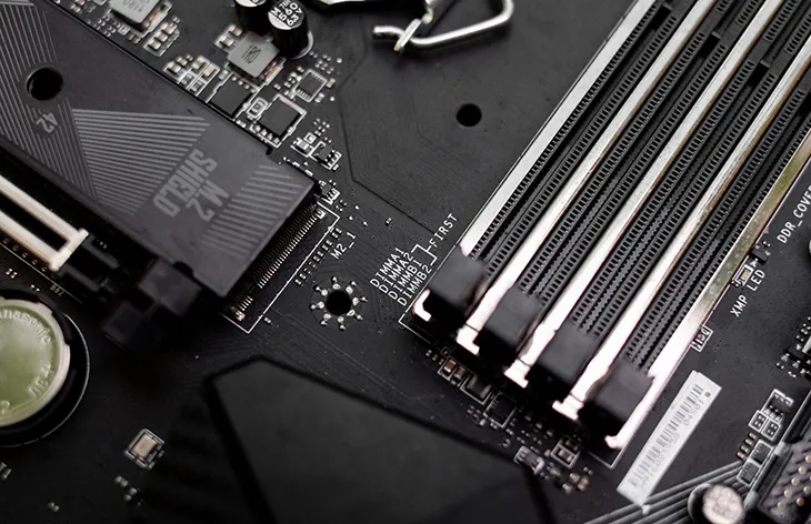 Minh họa sự khác biệt giữa các chuẩn RAM và khe cắm trên bo mạch