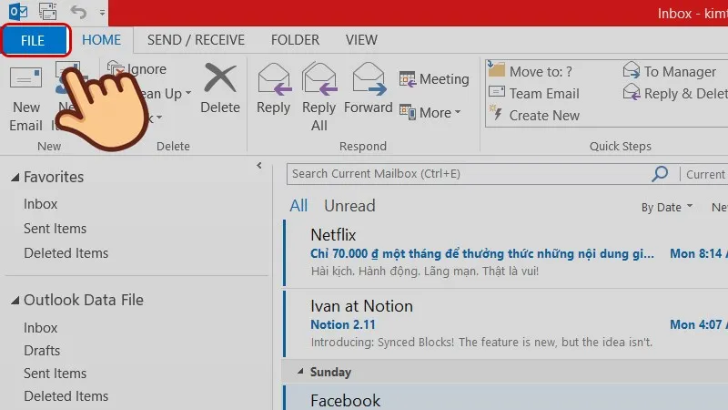 Mở menu File trong Outlook
