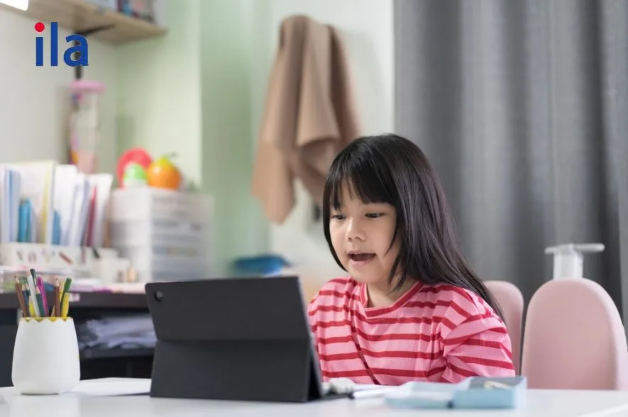 Luyện tập với phần mềm hỗ trợ phát âm trên máy tính và điện thoại.