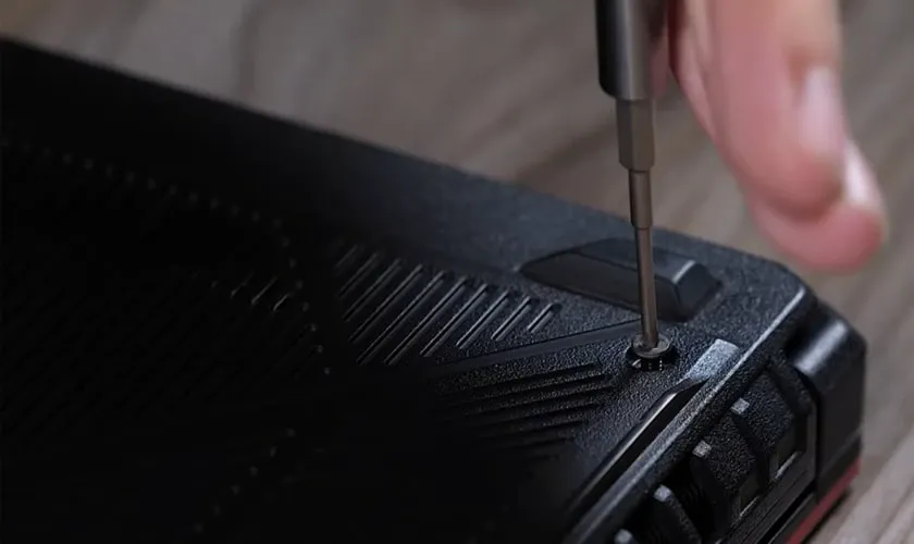 Lắp lại nắp đáy laptop sau khi gắn SSD