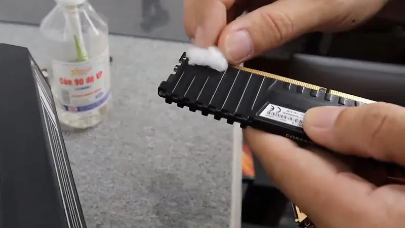 Cách sửa màn hình pc bị sọc ngang do chưa vệ sinh chân RAM