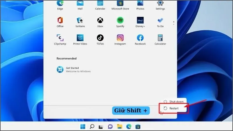 Giữ Shift và chọn Restart để vào Recovery