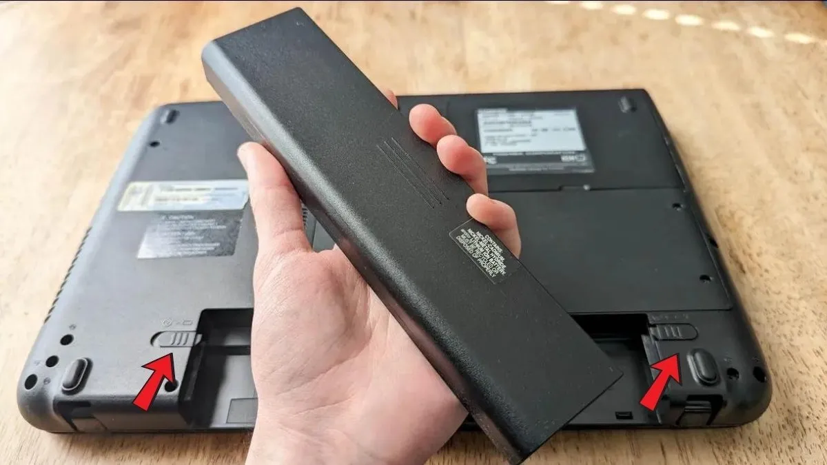 Cách tháo pin laptop Dell