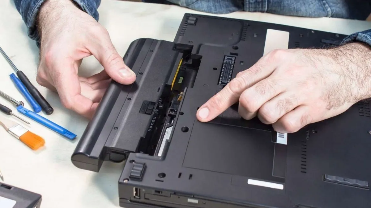 Tháo pin laptop HP có khóa pin dạng bấm