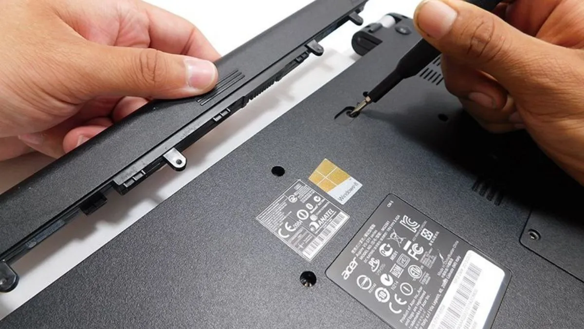 Sử dụng một chiếc que nhỏ hoặc tua vít nhọn để mở khóa pin