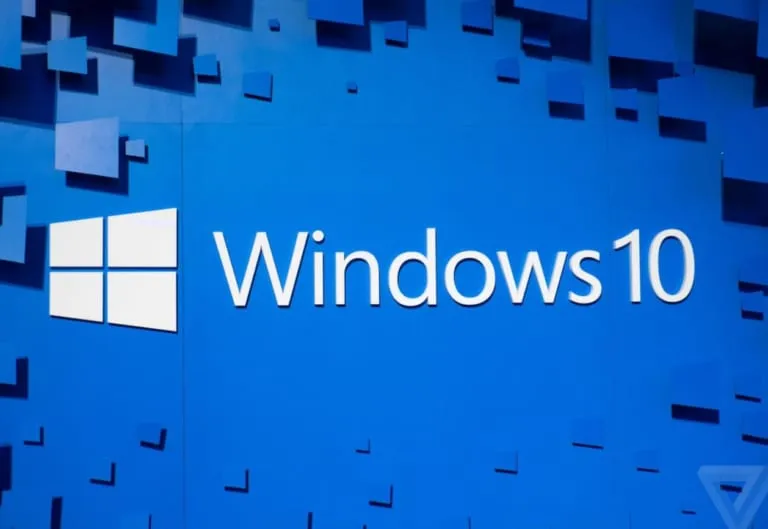 Kỹ thuật viên đang cài win tại nhà Đà Nẵng cho khách hàng