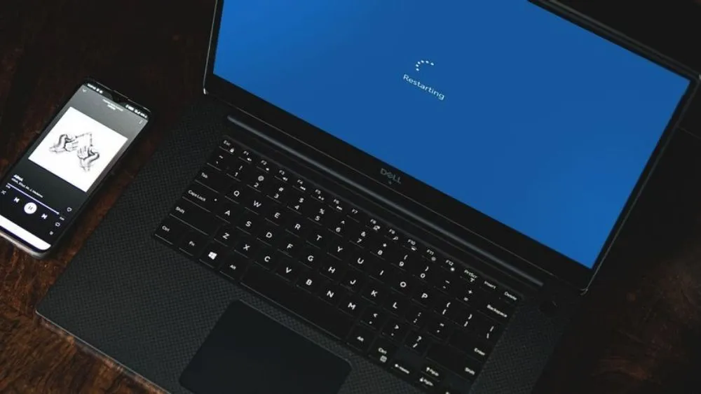 Thao tác khởi động lại laptop để xóa xung đột phần mềm âm thanh