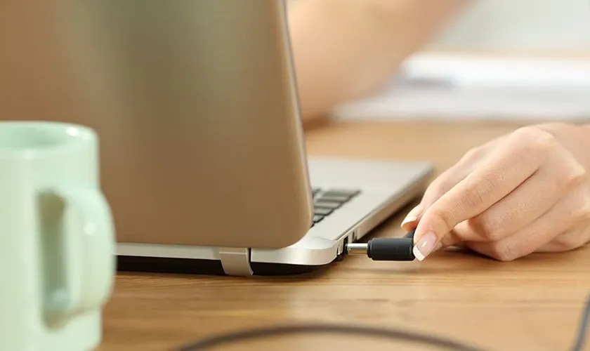 Nguyên nhân chính khiến dây sạc laptop bị hở và hư hỏng