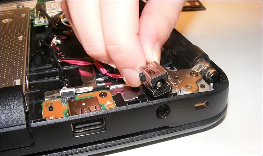 Thao tác rút sạc đúng cách để bảo vệ dây dẫn