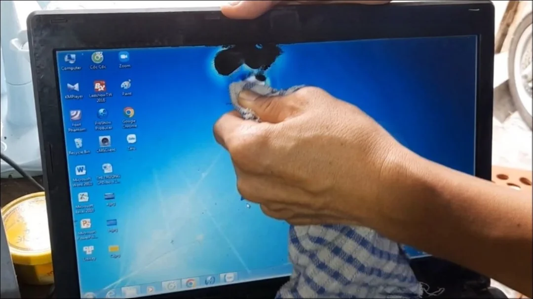 Xử lý tạm màn hình laptop bị chảy mực chảy mực màn hình laptop thao tác nhẹ từ vùng lỗi ra viền