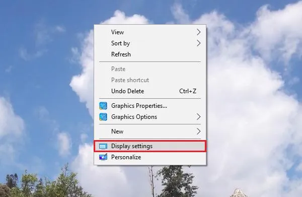 Nhấn chuột phải vào Desktop chọn Screen resolution
