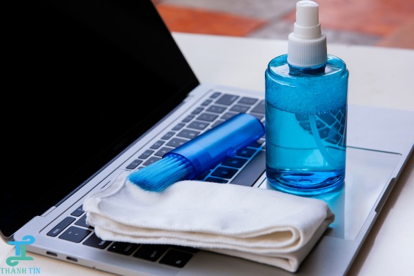 Chuẩn bị dụng cụ trước khi thực hiện cách vệ sinh chuột quang máy tính