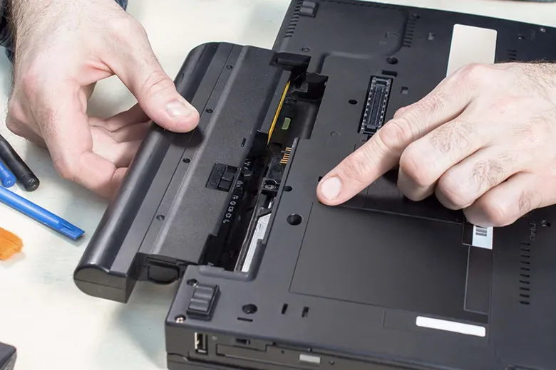 Cách khắc phục laptop nóng bất thường: kiểm tra pin