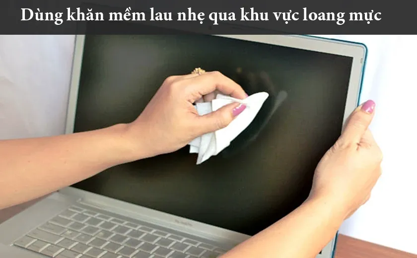 Không nên tự sửa màn hình laptop chảy mực bằng cách massage
