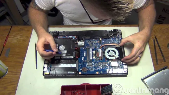 Vệ sinh bụi bẩn và tra keo tản nhiệt cho máy tính