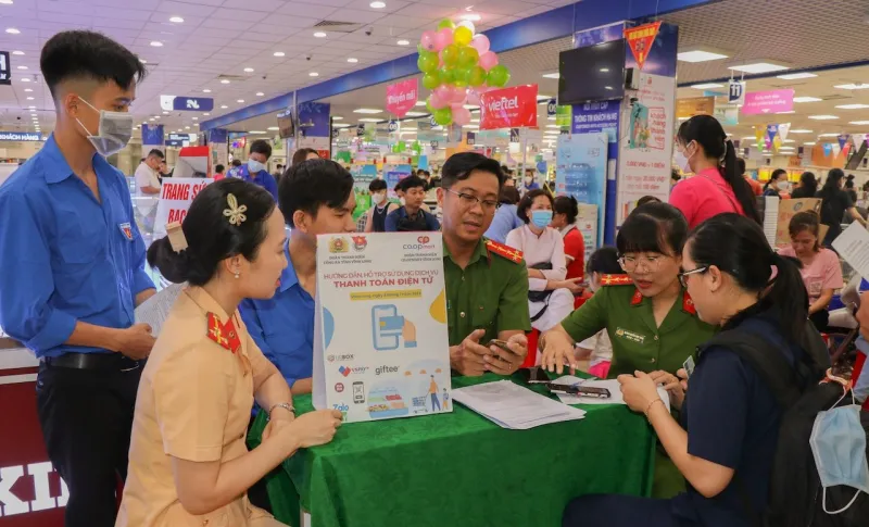 Tổ công tác lưu động hỗ trợ người dân cài đặt, sử dụng ứng dụng định danh điện tử VNeID