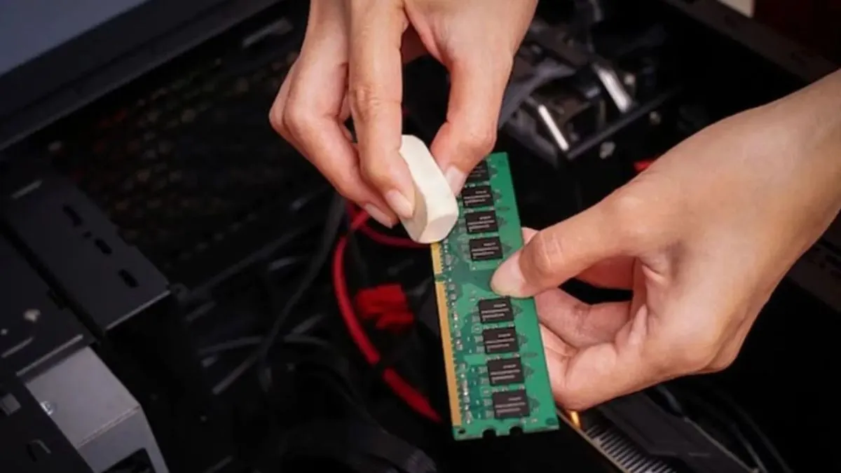 Vệ sinh chân RAM bằng gôm để khắc phục lỗi không lên hình