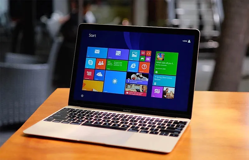 Hình ảnh minh họa khả năng chạy hệ điều hành song song trên MacBook.