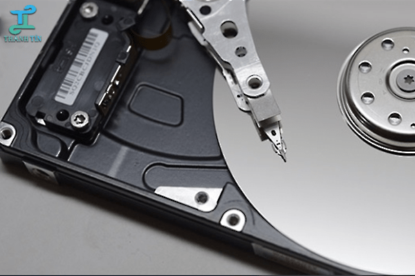 Đầu đọc ghi chạm vào bề mặt đĩa gây tiếng kêu rè rè ở laptop