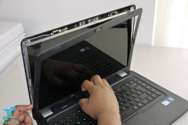 Đèn nền hư hỏng là nguyên nhân màn hình laptop bị đỏ 4 góc
