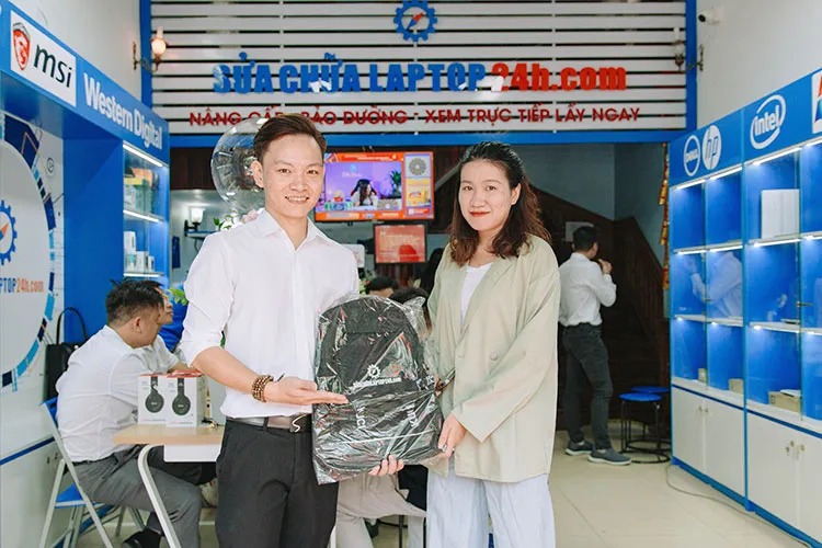 Khách hàng nhận quà tri ân tại cơ sở Long Biên