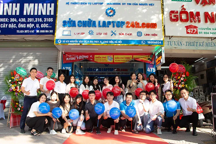 Kỹ thuật viên tại cơ sở 475 Nguyễn Văn Cừ đang thao tác sửa chữa