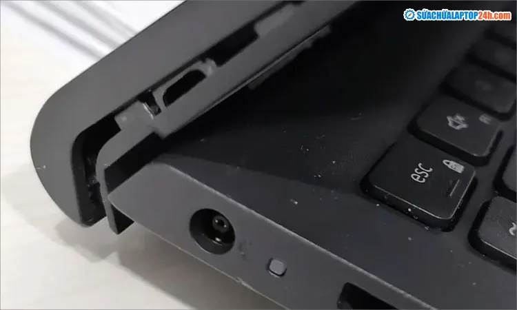 Hiện tượng màn hình lung lay khi laptop Asus gãy chân ốc bản lề